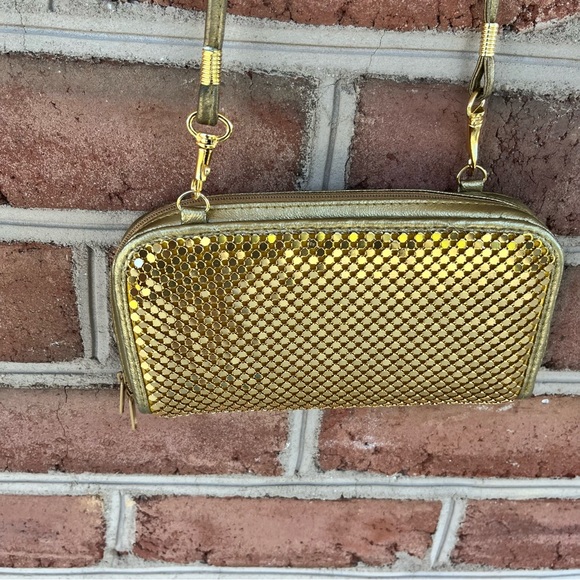 Vintage chain link purse. gold metal. Very cute for formal, party or concerts - Picture 1 of 7